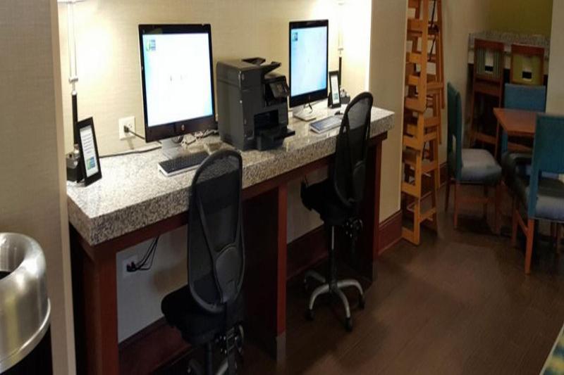 Express & Wilmington-university Center By Ihg 2*